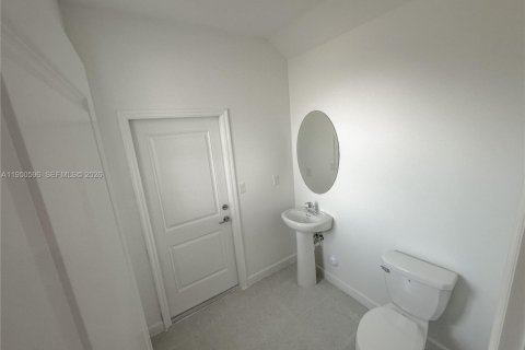 House in Miami, Florida 4 bedrooms, 277.5 sq.m. № 2006826 - photo 11