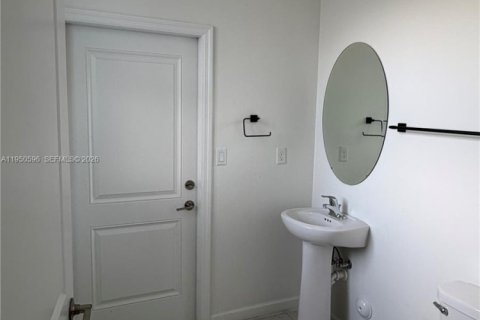 House in Miami, Florida 4 bedrooms, 277.5 sq.m. № 2006826 - photo 21