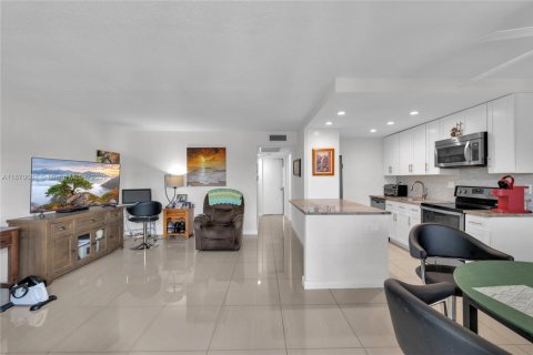 Condominio en venta en Deerfield Beach, Florida, 2 dormitorios, 79.9 m2 № 1979903 - foto 16