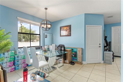 House in Tamarac, Florida 3 bedrooms, 150.32 sq.m. № 1881548 - photo 11