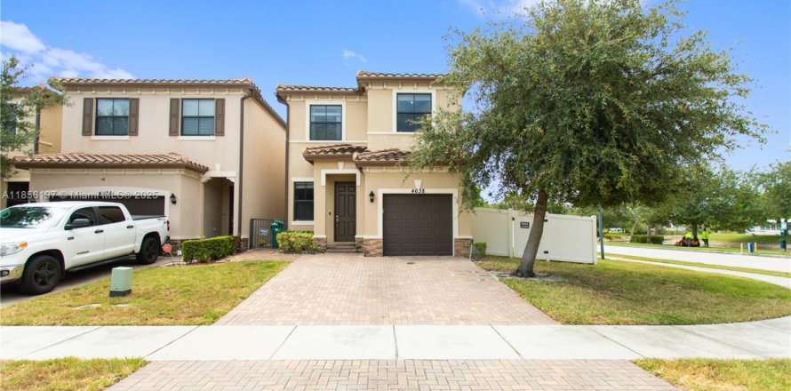 House in Tamarac, Florida 3 bedrooms, 150.32 sq.m. № 1881548