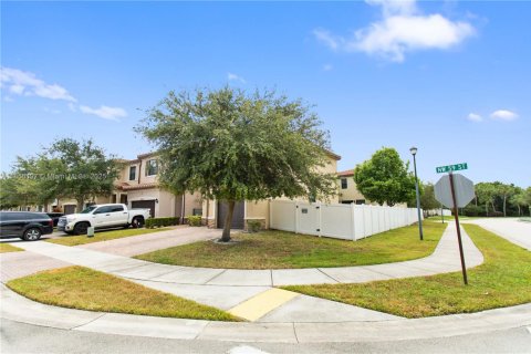 House in Tamarac, Florida 3 bedrooms, 150.32 sq.m. № 1881548 - photo 3