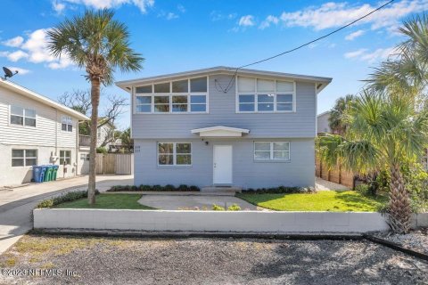 Commercial property in Neptune Beach, Florida 4 bedrooms, 187.2 sq.m. № 801566 - photo 1