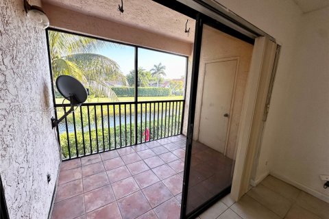 Condo in Coral Springs, Florida, 2 bedrooms  № 2007799 - photo 17