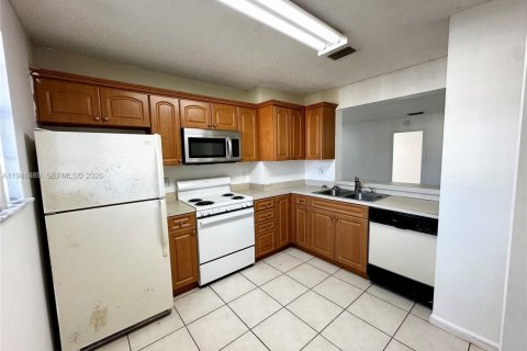 Condo in Coral Springs, Florida, 2 bedrooms  № 2007799 - photo 9
