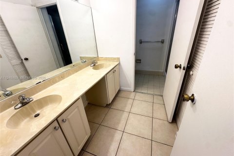 Condo in Coral Springs, Florida, 2 bedrooms  № 2007799 - photo 16