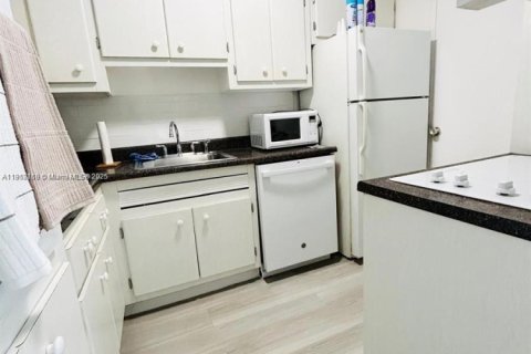 Condo in Miami Beach, Florida, 1 bedroom  № 2082616 - photo 3
