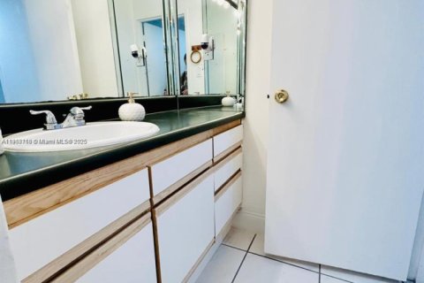 Condo in Miami Beach, Florida, 1 bedroom  № 2082616 - photo 9