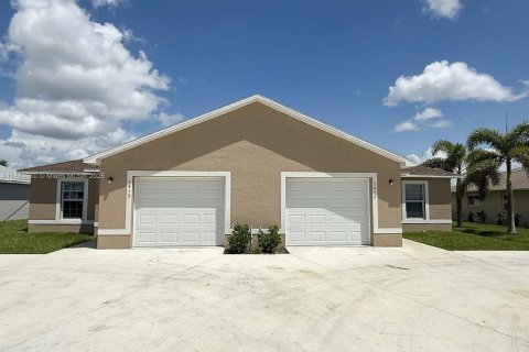 House in Cape Coral, Florida 3 bedrooms, 111.48 sq.m. № 1932433 - photo 1