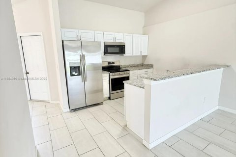 House in Cape Coral, Florida 3 bedrooms, 111.48 sq.m. № 1932433 - photo 13