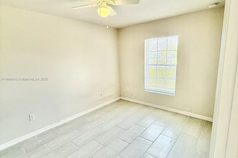 House in Cape Coral, Florida 3 bedrooms, 111.48 sq.m. № 1932433 - photo 4