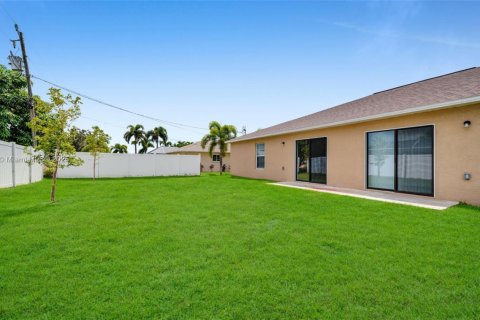 House in Cape Coral, Florida 3 bedrooms, 111.48 sq.m. № 1932433 - photo 24