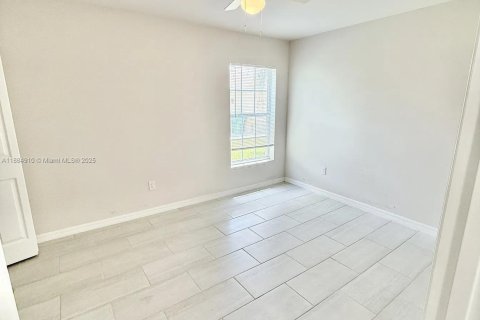 House in Cape Coral, Florida 3 bedrooms, 111.48 sq.m. № 1932433 - photo 6