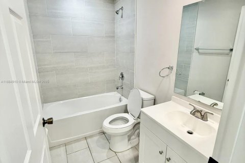 House in Cape Coral, Florida 3 bedrooms, 111.48 sq.m. № 1932433 - photo 5