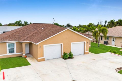 House in Cape Coral, Florida 3 bedrooms, 111.48 sq.m. № 1932433 - photo 25