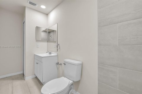 House in Cape Coral, Florida 3 bedrooms, 111.48 sq.m. № 1932433 - photo 20