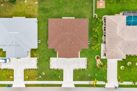 House in Cape Coral, Florida 3 bedrooms, 111.48 sq.m. № 1932433 - photo 29