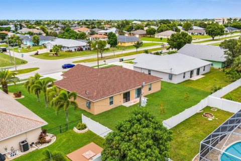 House in Cape Coral, Florida 3 bedrooms, 111.48 sq.m. № 1932433 - photo 28