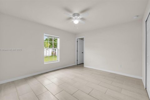 House in Cape Coral, Florida 3 bedrooms, 111.48 sq.m. № 1932433 - photo 17