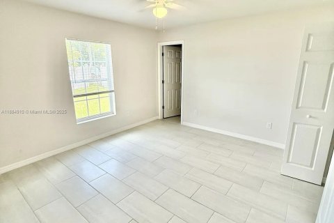 House in Cape Coral, Florida 3 bedrooms, 111.48 sq.m. № 1932433 - photo 11