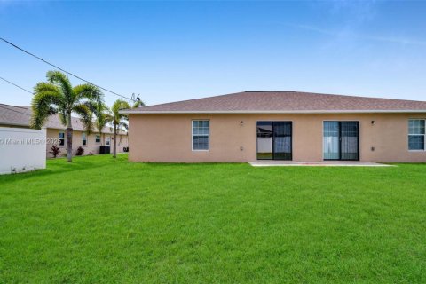 House in Cape Coral, Florida 3 bedrooms, 111.48 sq.m. № 1932433 - photo 22