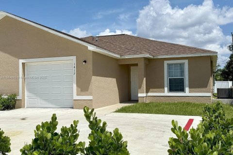 House in Cape Coral, Florida 3 bedrooms, 111.48 sq.m. № 1932433 - photo 2