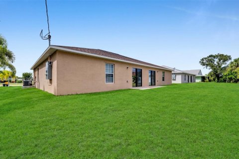 House in Cape Coral, Florida 3 bedrooms, 111.48 sq.m. № 1932433 - photo 21