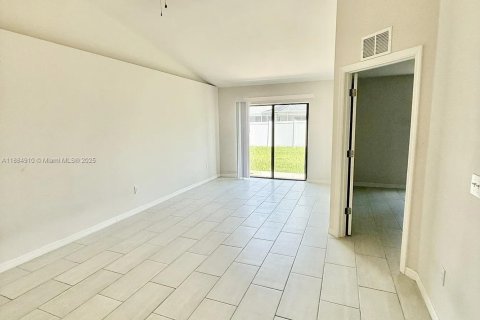 House in Cape Coral, Florida 3 bedrooms, 111.48 sq.m. № 1932433 - photo 12