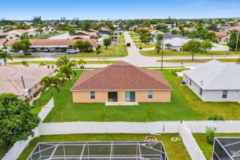 House in Cape Coral, Florida 3 bedrooms, 111.48 sq.m. № 1932433 - photo 27