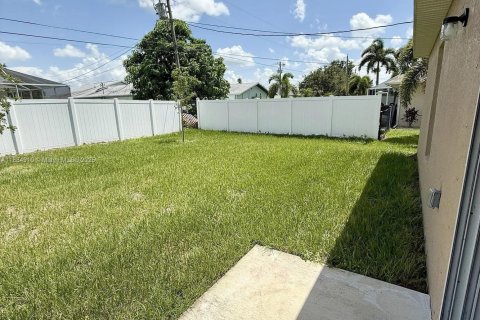 House in Cape Coral, Florida 3 bedrooms, 111.48 sq.m. № 1932433 - photo 16