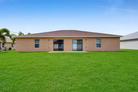 House in Cape Coral, Florida 3 bedrooms, 111.48 sq.m. № 1932433 - photo 23