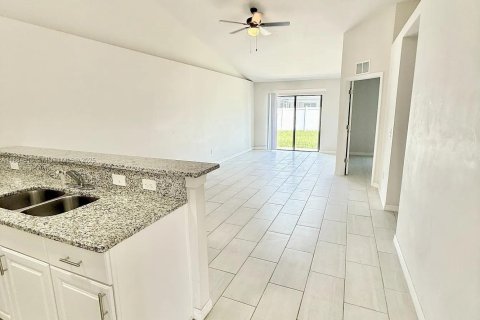 House in Cape Coral, Florida 3 bedrooms, 111.48 sq.m. № 1932433 - photo 14