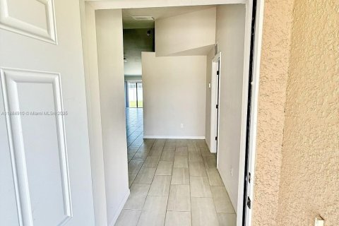House in Cape Coral, Florida 3 bedrooms, 111.48 sq.m. № 1932433 - photo 15