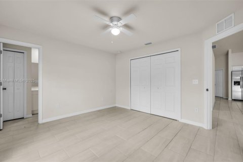 House in Cape Coral, Florida 3 bedrooms, 111.48 sq.m. № 1932433 - photo 18