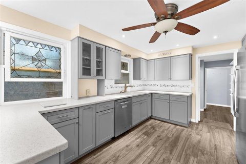 House in Bradenton, Florida 4 bedrooms, 234.95 sq.m. № 2379641 - photo 9