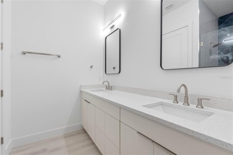 Townhouse in Tampa, Florida 3 bedrooms, 170.29 sq.m. № 2218869 - photo 11
