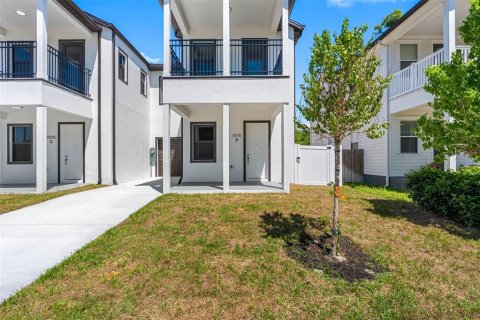Townhouse in Tampa, Florida 3 bedrooms, 170.29 sq.m. № 2218869 - photo 2
