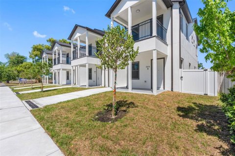 Townhouse in Tampa, Florida 3 bedrooms, 170.29 sq.m. № 2218869 - photo 4