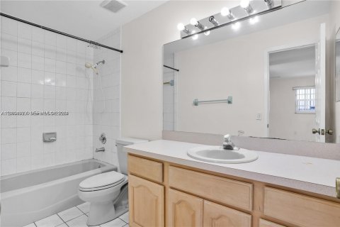 Villa ou maison à louer à Palmetto Bay, Floride: 3 chambres, 183.95 m2 № 2439373 - photo 4