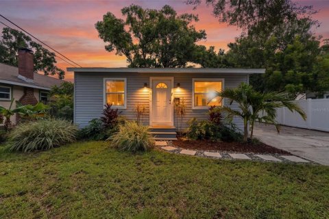 House in Saint Petersburg, Florida 3 bedrooms, 77.29 sq.m. № 2310165