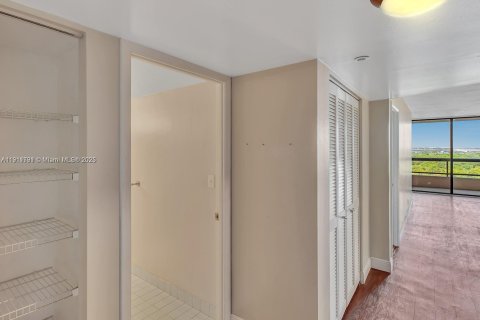 Снять в аренду кондоминиум в Майами-Бич, Флорида 1 спальня, 78.78м2, № 1967587 - фото 22