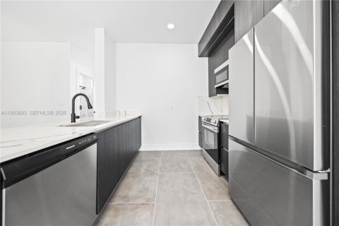 Condominio en alquiler en Miami, Florida, 3 dormitorios, 144 m2 № 2008048 - foto 4