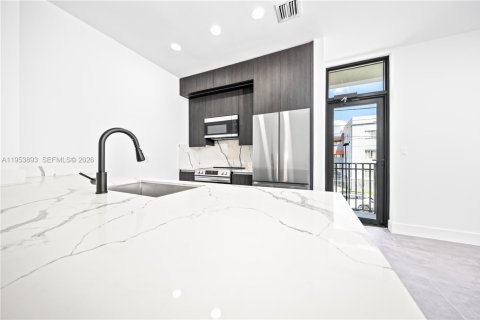 Condominio en alquiler en Miami, Florida, 3 dormitorios, 144 m2 № 2008048 - foto 5