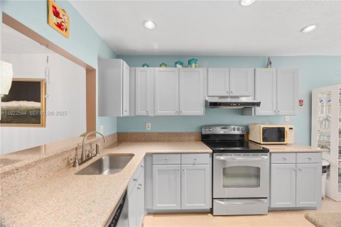 Купить таунхаус в Дания-Бич, Флорида 2 спальни, 120.03м2, № 1976619 - фото 11