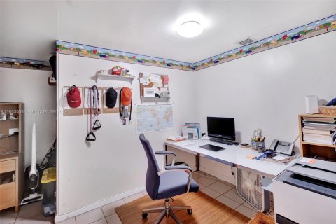 Commercial property in North Miami, Florida 180.51 sq.m. № 1953924 - photo 23