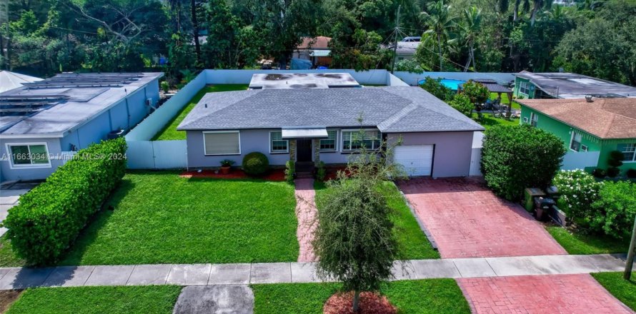 Commercial property in North Miami, Florida 180.51 sq.m. № 1953924