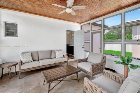 Commercial property in North Miami, Florida 180.51 sq.m. № 1953924 - photo 25