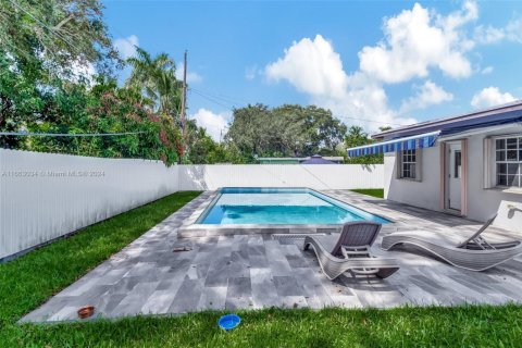 Commercial property in North Miami, Florida 180.51 sq.m. № 1953924 - photo 11