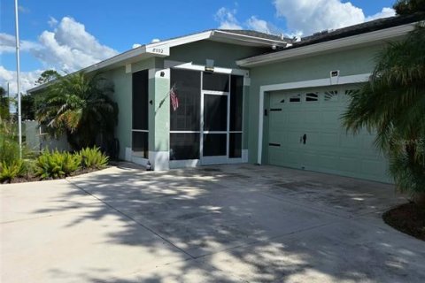 House in Land O' Lakes, Florida 3 bedrooms, 136.57 sq.m. № 2350180
