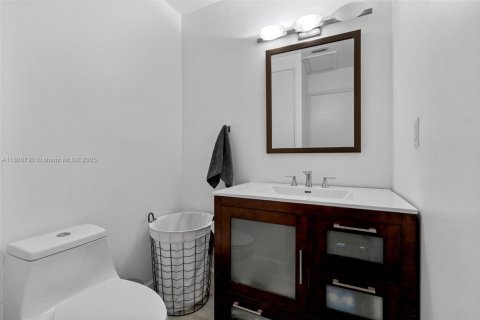 Casa en venta en South Miami, Florida, 5 dormitorios, 232.44 m2 № 1756525 - foto 27